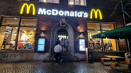 Deutschland  Bremen - McDonalds in der Innenstadt