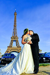 Paris (75) 7 et 16ème arrondissement  Tour Eiffel depuis les Jardins du Trocadéro  mariage de touristes chinois