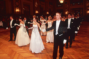 Austria. Vienna. The balls season. Couples about to waltz at the ball of the Cafetiers (Kaffesiederball) .