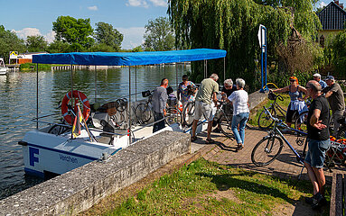 Deutschland  Dargun - Faehre fuer Fahrradfahrer (MVVG-Faehre Aalbude)  Flussmuendung der Peene am Kummerower See