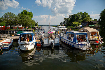 Deutschland  Dargun - Kleiner Hafen mit Motorbooten  Flussmuendung der Peene am Kummerower See
