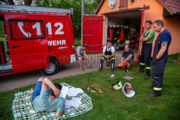 Deutschland  Kaemmerich - Freiwillige Feuerwehr Kaemmerich  Maenner bei einer Fortbildung bei ihrer Feuerwache