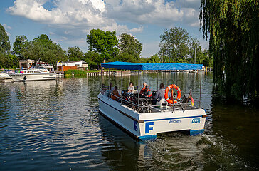 Deutschland  Dargun - Faehre fuer Fahrradfahrer (MVVG-Faehre Aalbude)  Flussmuendung der Peene am Kummerower See