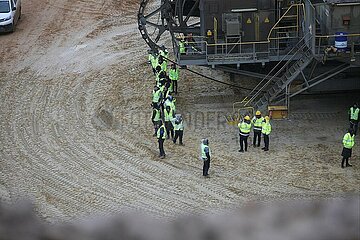 RWE-Mitarbeiter sichern Bagger bei Demo bei Luetzerath am 14.01.2023