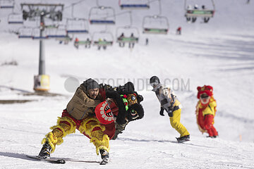 Slowenien-Krvavec-Lion-Tanz auf Snowboard-Slowenien-Krvavec-Lion-Tanz auf dem Snowboard