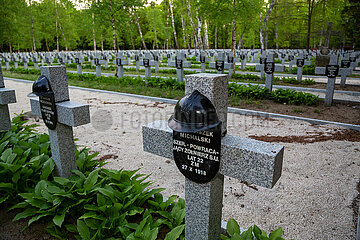 Polen  Warschau - Graeber polnischer Soldaten  die in letzten Gefechten fuer die Unabhaegigkeit Polens nach Ende des 1. Weltkriegs fielen  Powazki Militaerfriedhof (Cmentarz Wojskowy)