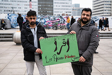 Berlin  Deutschland  Demonstration auf dem Alexanderplatz fuer Solidaritaet mit Afghanistan unter dem Motto No to Taliban!