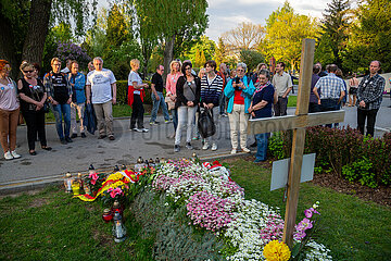 Polen  Warschau - KOD-Aktivisten am Grab des polnischen Intellektuellen und Politikers Wladyslaw Bartoszewski (1922-2015) auf dem Powazki Militaerfriedhof (Cmentarz Wojskowy)