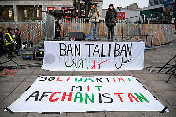 Berlin  Deutschland  Demonstration auf dem Alexanderplatz fuer Solidaritaet mit Afghanistan unter dem Motto No to Taliban!