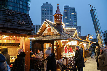 Berlin  Deutschland  Traditioneller Weihnachtsmarkt mit Staenden am Potsdamer Platz