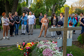 Polen  Warschau - KOD-Aktivisten am Grab des polnischen Intellektuellen und Politikers Wladyslaw Bartoszewski (1922-2015) auf dem Powazki Militaerfriedhof (Cmentarz Wojskowy)