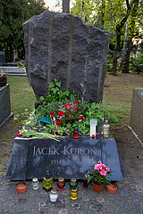 Polen  Warschau - Grab des Intellektuellen und Buergerrechtlers Jacek Kuron (1934-2004) auf dem Powazki Militaerfriedhof (Cmentarz Wojskowy)