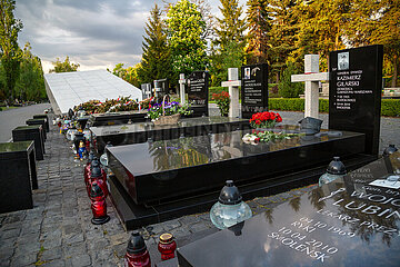 Polen  Warschau - Mahnmal und Grabstaette fuer die Opfer des Crash des polnischen Regierungsflugzeugs im russischen Smolensk am 10.4.2010  Powazki Militaerfriedhof (Cmentarz Wojskowy)