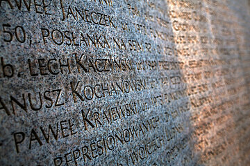 Polen  Warschau - Mahnmal und Grabstaette fuer die Opfer des Crash des polnischen Regierungsflugzeugs im russischen Smolensk am 10.4.2010  Powazki Militaerfriedhof (Cmentarz Wojskowy)