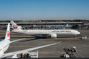 Tokio  Japan  Passagierflugzeuge der Japan Airlines auf dem Flughafen Narita mit Boeing 777 und Dreamliner