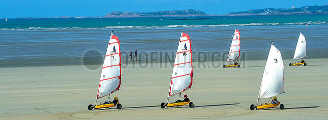 France. Brittany. Cotes d'Armor (22) Plestin-les-Greves. Sand yachting on the beach of Saint Efflam and Roc'h Hallaz (PHOTO NOT AVAILABLE FOR CALENDARS AND POSTCARDS)
