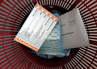 Berlin  Deutschland  Wahlzettel und Wahlbenachrichtigung liegen in einem Papierkorb