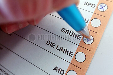 Berlin  Deutschland  Symbolfoto: Ungueltige Wahl durch das Ankreuzen von zwei Parteien auf einem Wahlschein