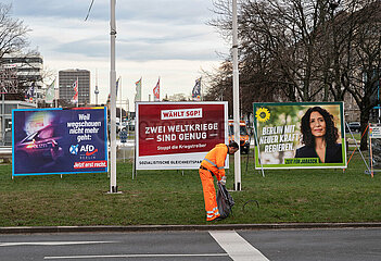 Berlin  Deutschland  Wahlplakate der AfD  SGP und den Gruenen fuer die Wiederholungswahl des Berliner Abgeordnetenhauses