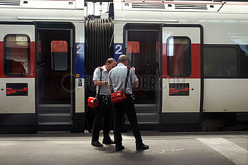 Zuerich  Schweiz  Zugbegleitende stehen auf einem Bahnsteig des Hauptbahnhofs