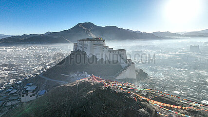 (Intibet) China-Tibet-Xigaze-New Year-Prayer-Flag (CN)