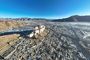 (Intibet) China-Tibet-Xigaze-New Year-Prayer-Flag (CN)