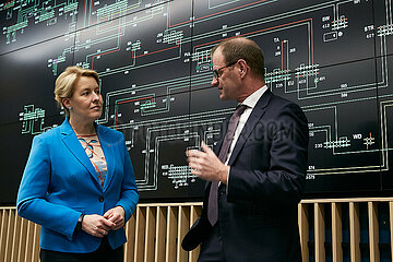 Berlin  Deutschland - Franziska Giffey und Stefan Kapferer vor der Anzeigetafel des Netzgebietes im Reserve Control Center des Strom-Uebertragungsnetzbetreibers 50Hertz.