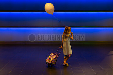 Schweiz  Zuerich - Kind mit Luftballon im Untergrund vom Zuerich Hauptbahnhof
