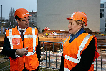 Berlin  Deutschland - Franziska Giffey und Stefan Kapferer an der Baustelle des Erweiterungsbaus fuer das 50Hertz Netzquartier in der Europacity.