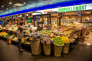Schweiz  Zuerich - Migros Shopvillemaert im Untergrund vom Zuerich Hauptbahnhof