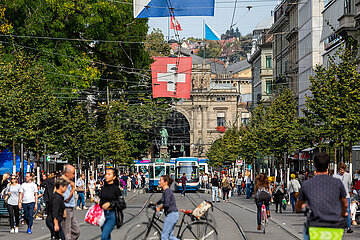 Schweiz  Zuerich - Blick Richtung Bahnhofsplatz mit dem Eíngangsportal von Zuerich Hauptbahnhof