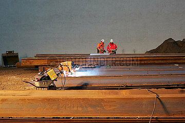 Berlin  Deutschland - Facharbeiter arbeiten und schweissen an Stahlelementen fuer Traufarbeiten.