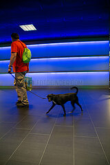 Schweiz  Zuerich - Mann mit Hund im Untergrund vom Zuerich Hauptbahnhof