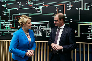 Berlin  Deutschland - Franziska Giffey und Stefan Kapferer vor der Anzeigetafel des Netzgebietes im Reserve Control Center des Strom-Uebertragungsnetzbetreibers 50Hertz.