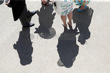 Ascot  Grossbritannien  elegant gekleidete Menschen werfen Schatten auf den Boden