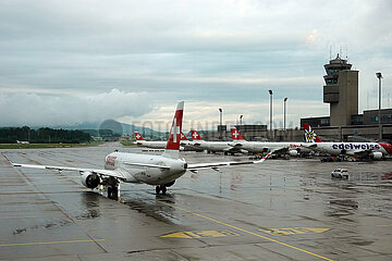Zuerich  Schweiz  Flugzeuge der Swiss auf dem Vorfeld des Flughafen