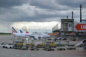 Schoenefeld  Deutschland  Flugzeuge bei Regenwetter auf dem Vorfeld des Flughafen BER