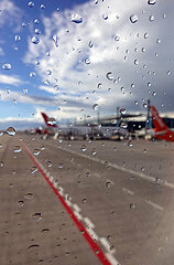 Schoenefeld  Deutschland  Blick durch eine mit Regentropfen behaftete Fensterscheibe eines Flugzeugs auf Flugzeuge am Flughafen BER