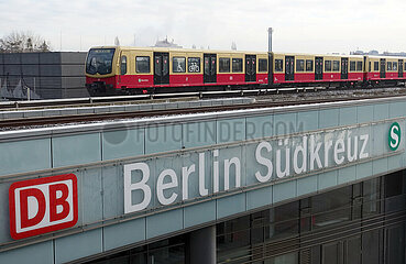 Berlin  Deutschland  S-Bahn der Linie 45 am Bahnhof Suedkreuz
