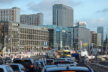 Berlin  Deutschland  Stau in der Grunerstrasse wegen einer Strassenbaustelle
