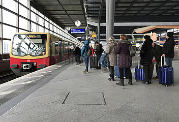 Berlin  Deutschland  S-Bahn der Linie 42 faehrt in den Bahnhof Suedkreuz ein