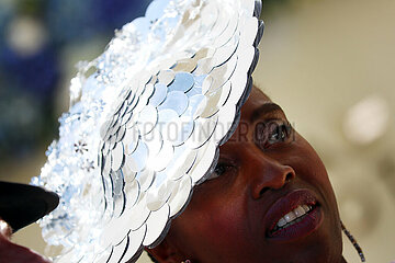 Ascot  Grossbritannien  Frau traegt einen glitzernden Hut