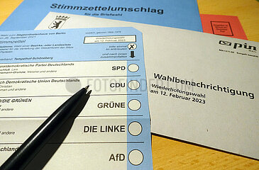 Berlin  Deutschland  Wahlbenachrichtigung  Wahlschein und Stimmzettelumschlag fuer die Wiederholungswahl zum Abgeordnetenhaus von Berlin