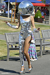 Newbury  Grossbritannien  extravagant gekleidete Frau traegt eine Diskokugel auf ihrem Kopf