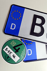 Berlin  Deutschland  Autokennzeichen und gruene Umweltplakette