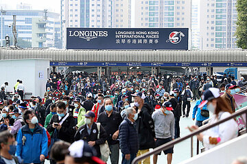 Hong Kong  China  Menschen im Eingangsbereich der Galopprennbahn Sha Tin