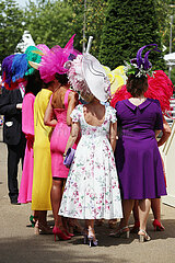 Ascot  Grossbritannien  elegant gekleidete Frauen mit Hut