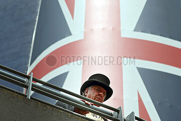 Ascot  Grossbritannien  Mann mit Zylinder vor der britischen Nationalfahne