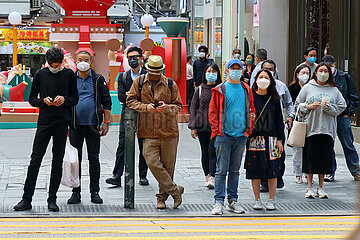 Hong Kong  China  Menschen tragen auf der Strasse FFP2- und OP-Masken