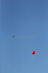 Dresden  Deutschland  Luftballon steigt in den Himmel auf